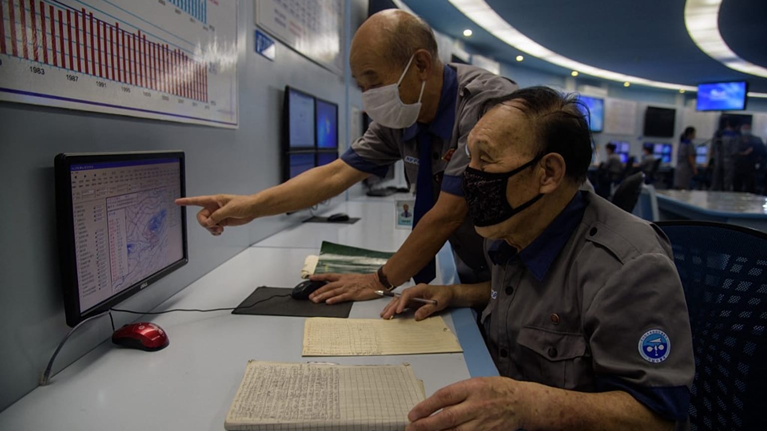 Hong Kong'da meteoroloji verileri inceleniyor (Arşiv) 