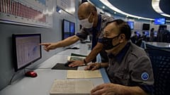 Hong Kong'da meteoroloji verileri inceleniyor (Arşiv) 