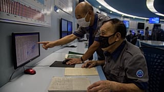 Hong Kong'da meteoroloji verileri inceleniyor (Arşiv) 