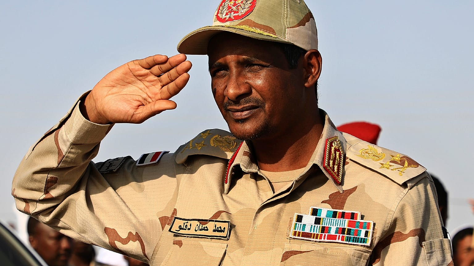 الفريق أول محمد حمدان خلال تجمع في مدينة غالاوي بالسودان.
