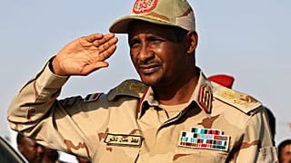 الفريق أول محمد حمدان خلال تجمع في مدينة غالاوي بالسودان.