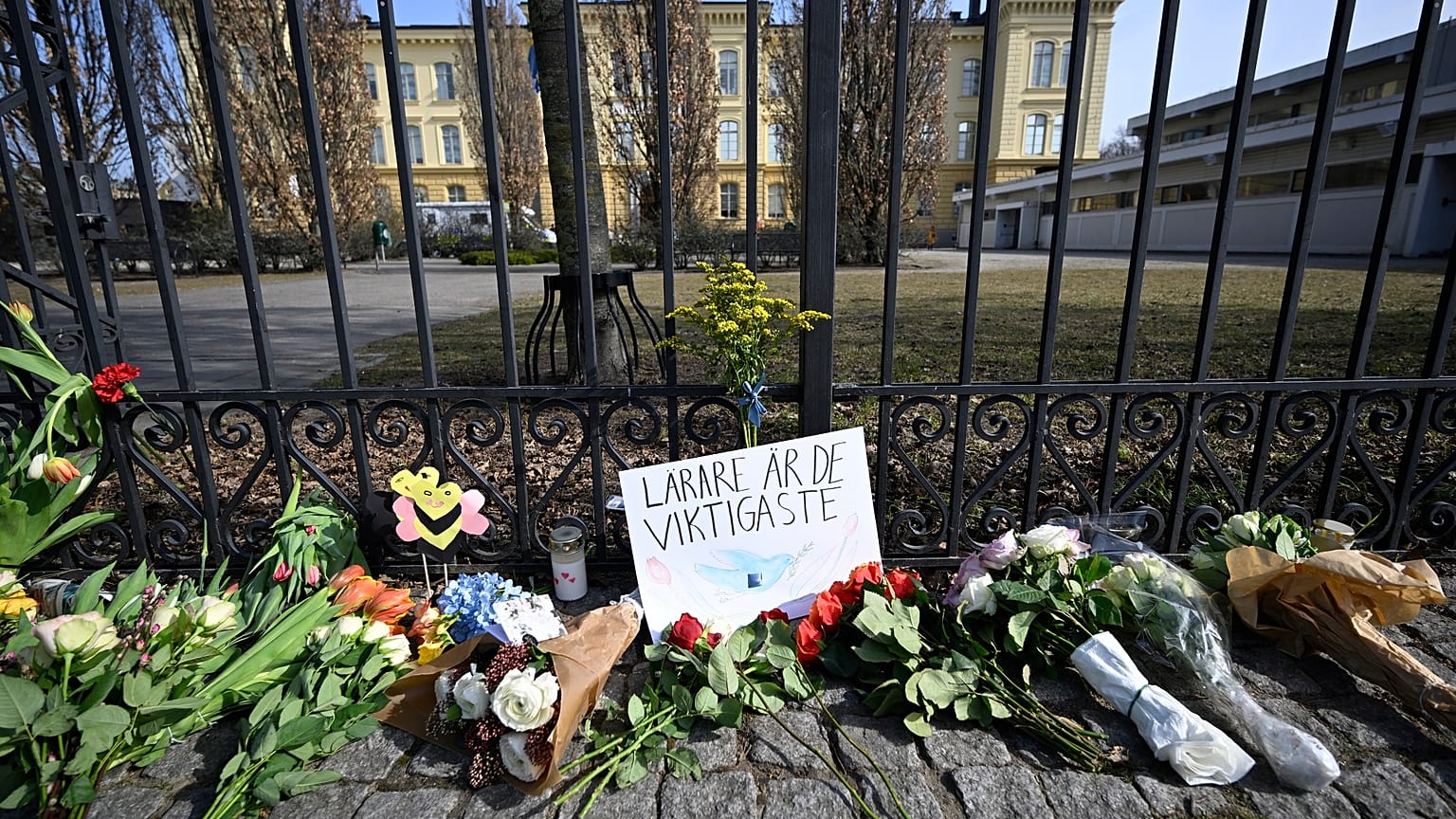 Vor dem Schultor wurden Blumen niedergelegt