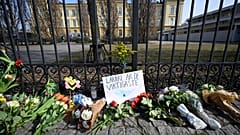 Vor dem Schultor wurden Blumen niedergelegt
