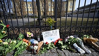 Vor dem Schultor wurden Blumen niedergelegt
