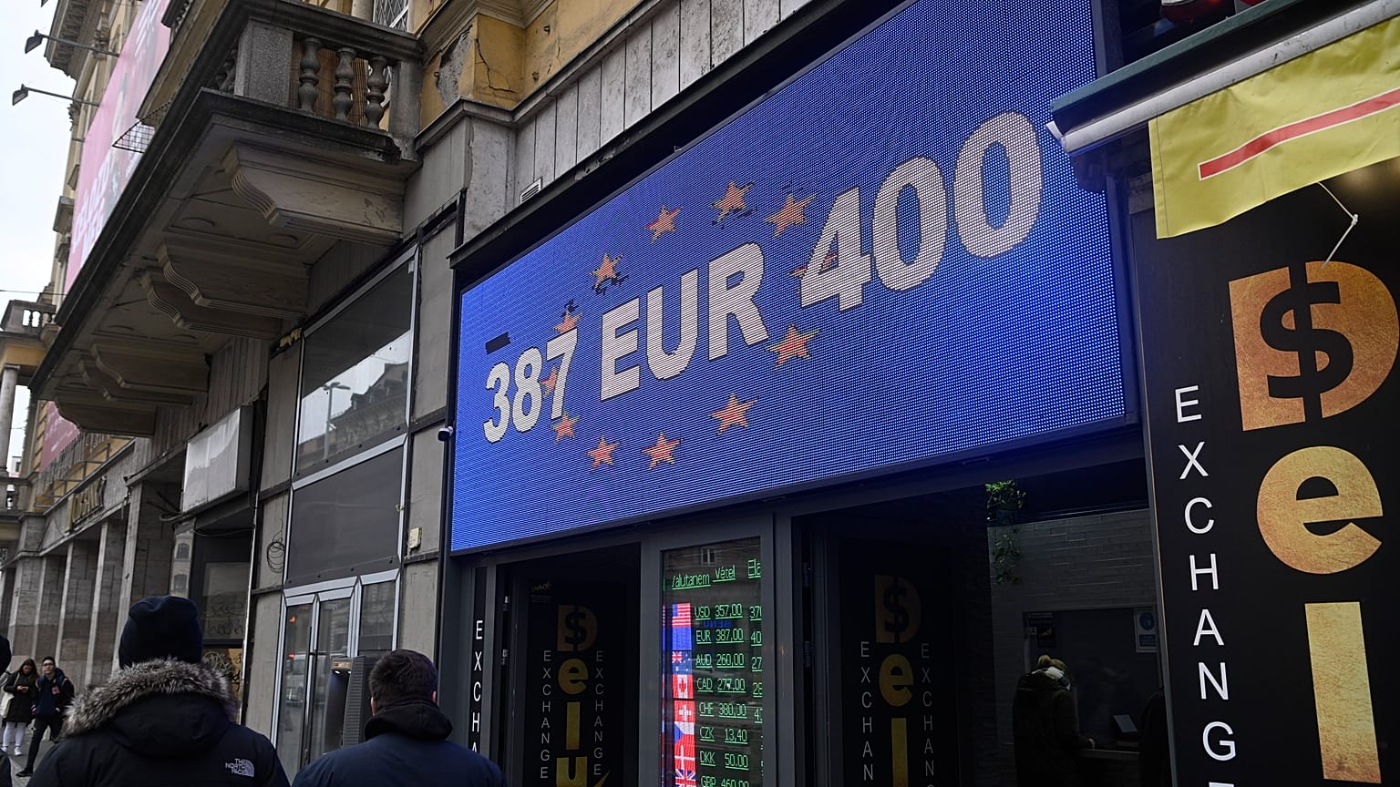 Valutaárfolyamok egy budapesti pénzváltó információs kijelzőjén 2022. március 7-én. Ezen a napon került történelmi mélypontra a forint