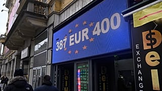 Valutaárfolyamok egy budapesti pénzváltó információs kijelzőjén 2022. március 7-én. Ezen a napon került történelmi mélypontra a forint