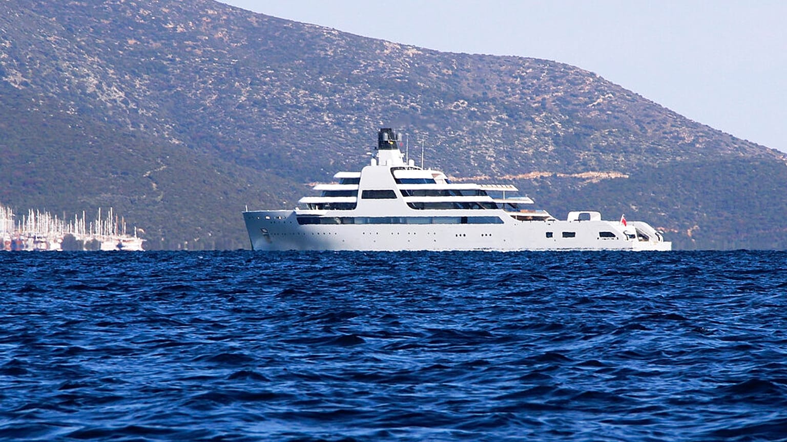 Το γιότ του Ρομάν Αμπράμοβιτς Solaris εν πλω στα νερά του Αιγαίου