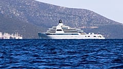 Rus oligark Roman Abramoviç'e ait olduğu düşünülen Solaris adlı yat Bodrum limanına yaklaşırken