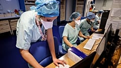 ممرضات يعملن في وحدة العناية المركزة في مستشفى جامعة ستراسبورغ بشرق فرنسا.