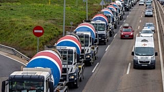 Camiones protestan contra el alto precio del combustible en Parla, en las afueras de Madrid, España, el martes 22 de marzo de 2022