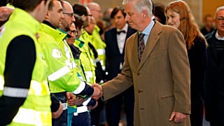 Le roi Philippe et la princesse Elisabeth de Belgique rencontrent des secouristes et des familles après le drame survenu à Strépy-Bracquegnies, dimanche 20 mars 2022.