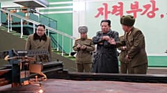Archív fotó: Kim Dzsong Un látogatásst tesz egy fegyvergyárban 