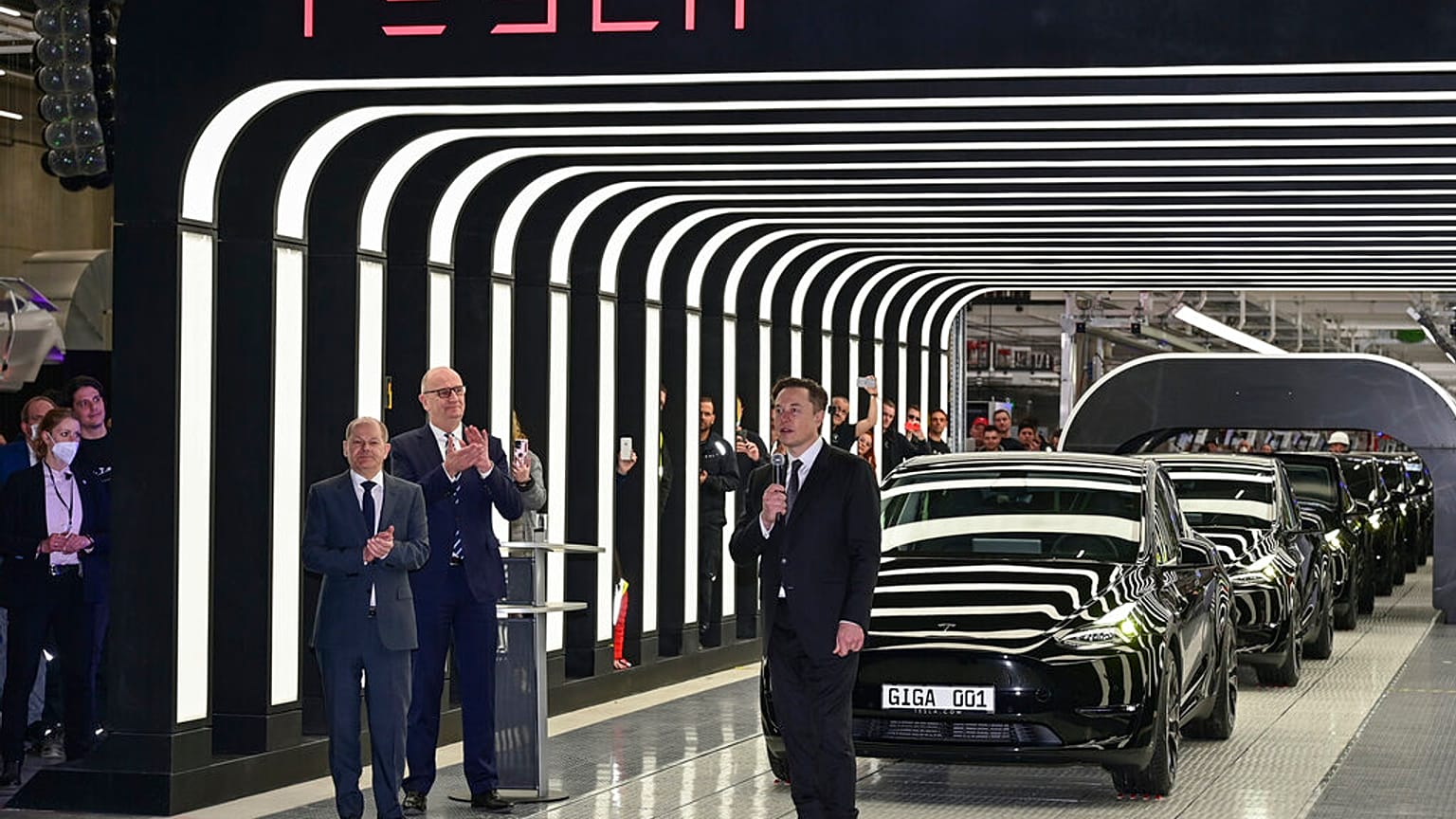 Kanzler Olaf Scholz und Elon Musk in der gigafactory berlin