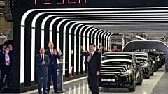 Kanzler Olaf Scholz und Elon Musk in der gigafactory berlin