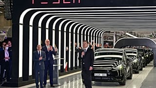 Kanzler Olaf Scholz und Elon Musk in der gigafactory berlin