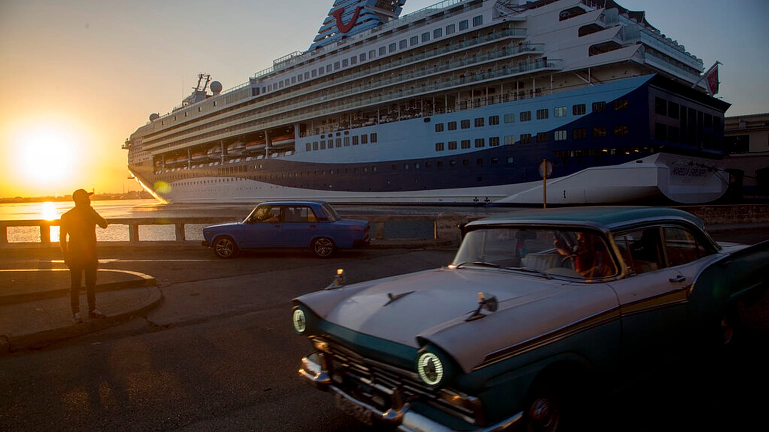 El crucero británico Marella Explorer 2, atraca en el puerto de La Habana, en La Habana, Cuba, el viernes 18 de marzo de 2022