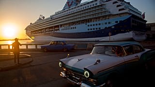 El crucero británico Marella Explorer 2, atraca en el puerto de La Habana, en La Habana, Cuba, el viernes 18 de marzo de 2022