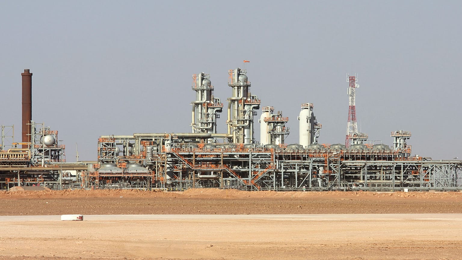 معمل غاز كرشبة في حقل غاز عين صالح في الصحراء الجزائرية