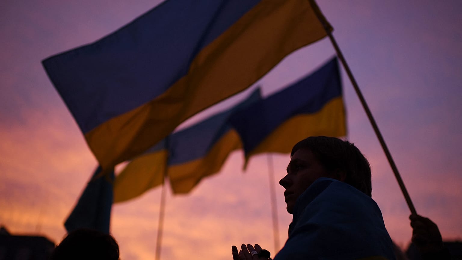 Des manifestants lors d'un rassemblement en faveur de l'Ukraine, le 17 mars 2022 (Paris, France)
