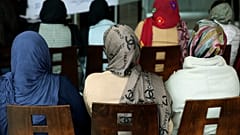 أفغانيات يشاركن في اجتماع توعوي حول العنف ضد المرأة في منتجع في غولم، ألبانيا