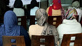 أفغانيات يشاركن في اجتماع توعوي حول العنف ضد المرأة في منتجع في غولم، ألبانيا