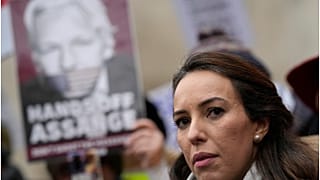 ستيلا موريس صديقة جوليان أسانج خارج المحكمة العليا بعد جلسة استماع في لندن، يوم الاثنين 24 يناير 2022