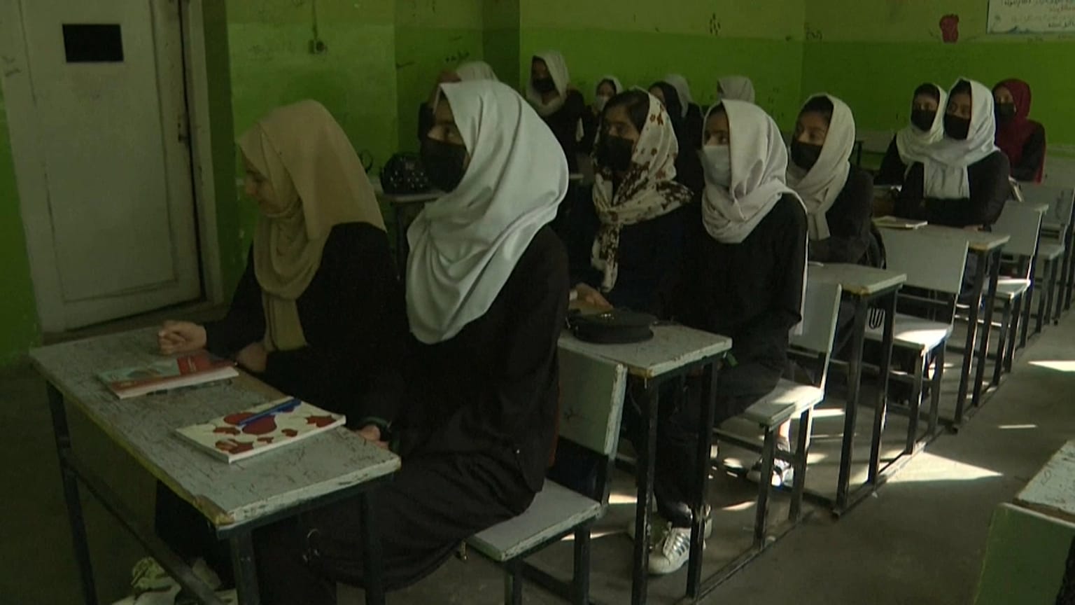 Afghanistan, scuole di nuovo proibite alle ragazze