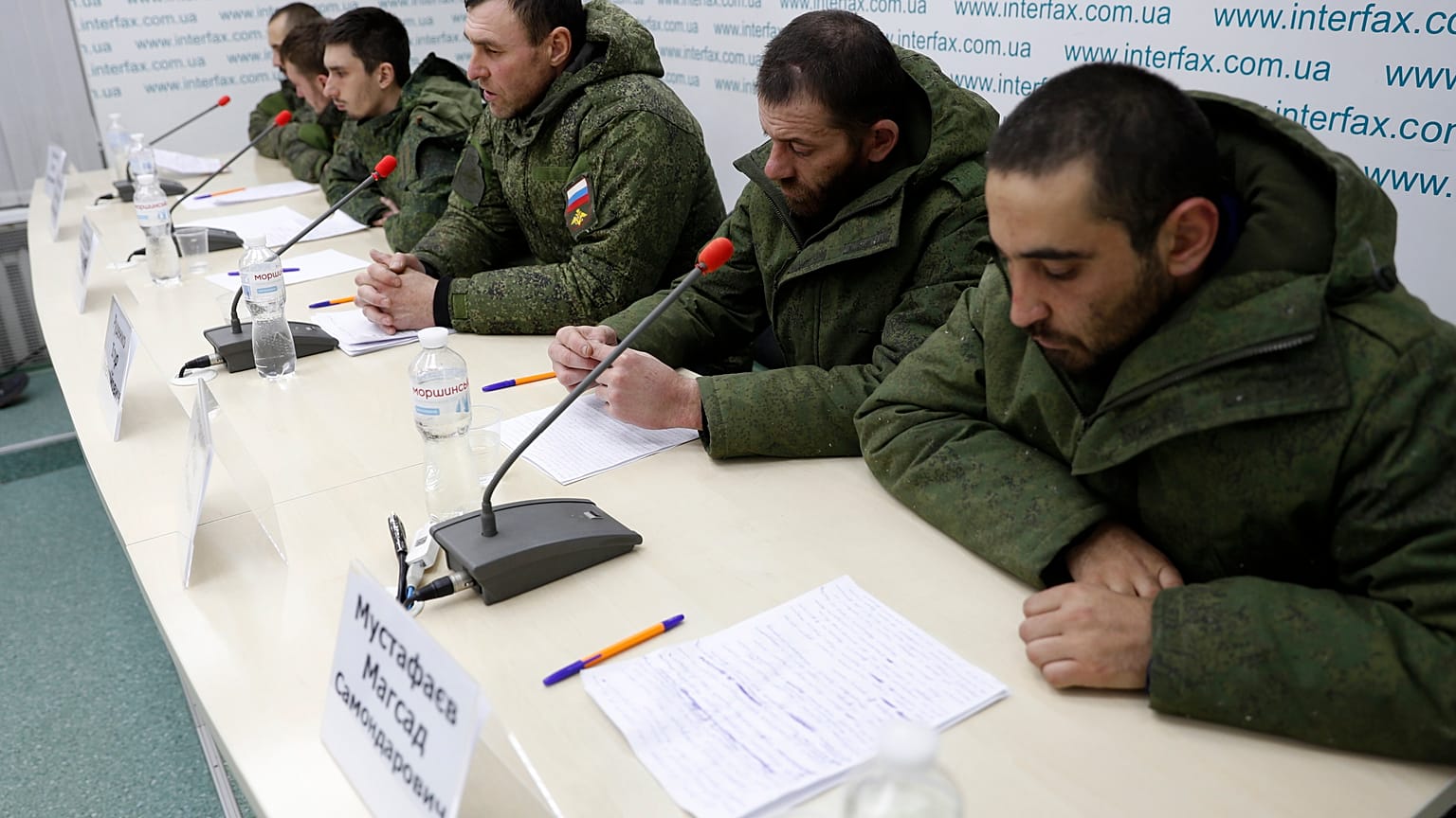 Orosz hadifoglyok az ukrán hadsereg által szervezett sajtótájékoztatón Kijevben 2022. március 19-én