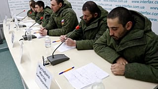 Orosz hadifoglyok az ukrán hadsereg által szervezett sajtótájékoztatón Kijevben 2022. március 19-én