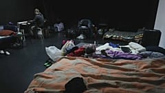 Un pianista toca en un refugio para sobrevivir mentamente a las bombas que caen sobre Kiev en Ucrania