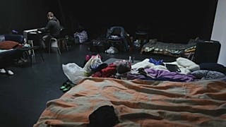 Un pianista toca en un refugio para sobrevivir mentamente a las bombas que caen sobre Kiev en Ucrania