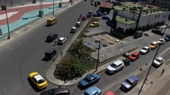 Decenas de coches haciendo cola para reponer combustible en La Habana, Cuba