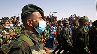 استعراض جنود الجمهورية العربية الصحراوية الديمقراطية خلال الاحتفالات بالذكرى 45 لتأسيس الزراعة والتنمية الريفية المستدامتين، في 27 فبراير 2021 بالقرب من تندوف، جنوب الجزائر