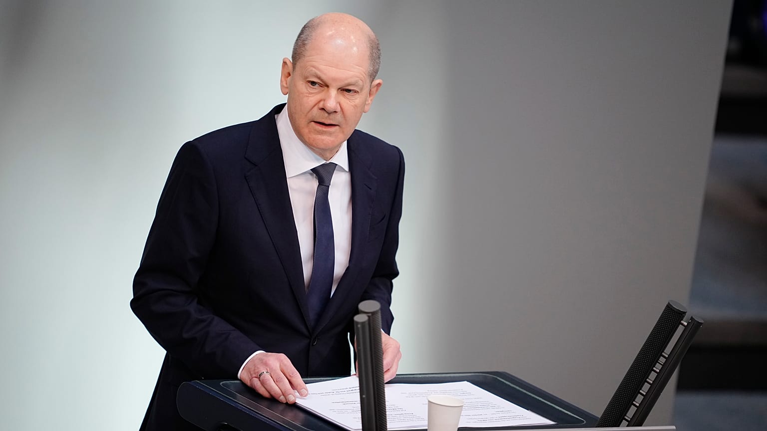 Der deutsche Kanzler Scholz während seiner Rede im Bundestag