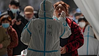 Eine Frau unterzieht sich einem Covid-Test (aufgenommen in Peking am 21. März 22)