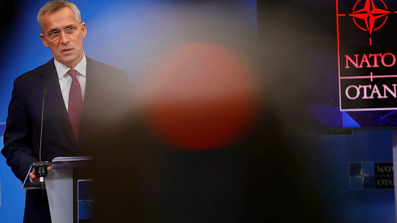 Jens Stoltenberg sajtótájékoztatóján a NATO brüsszeli központjában szerdán 