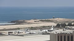 منظر عام لطائرات تقف في المطار الدولي بالعاصمة مقديشو. 