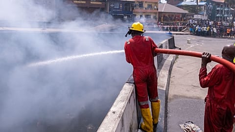 عناصر الإطفاء يخمدون نيرانا نشبت في سوق في لاغوس. 2022/03/23
