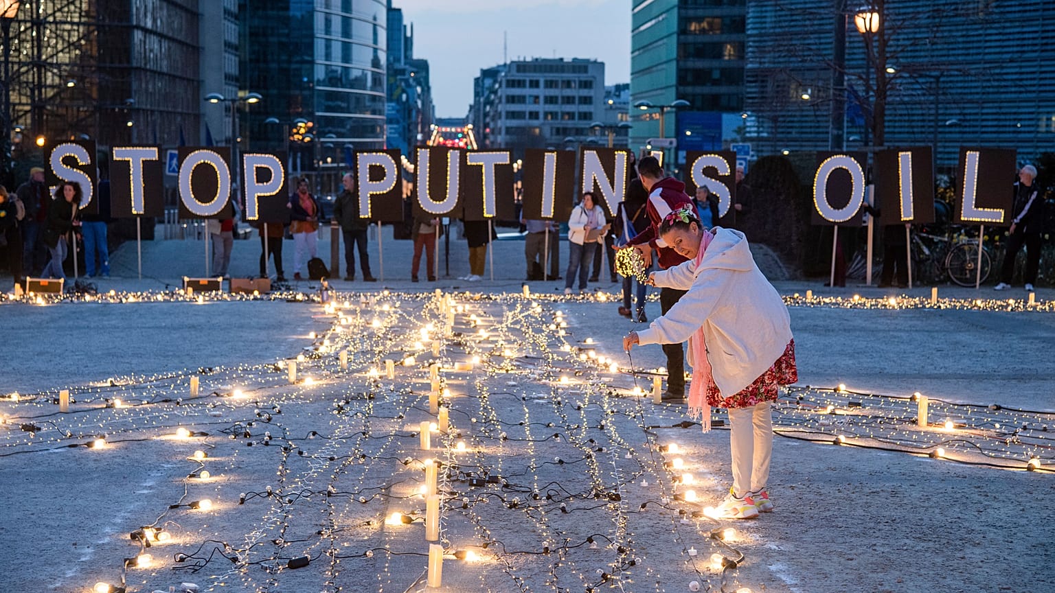 Protestors in Brussels call on EU leaders to impose a full ban on Russian fuels and to hold one minute of silence to honour the victims of war. 