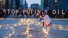 Protestors in Brussels call on EU leaders to impose a full ban on Russian fuels and to hold one minute of silence to honour the victims of war. 