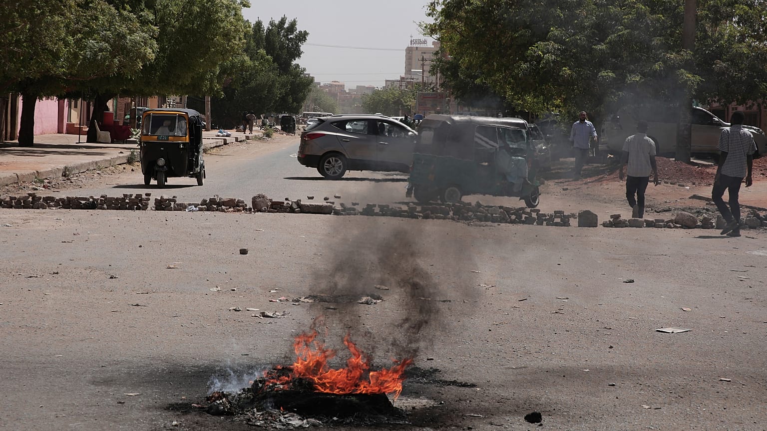 متظاهرون سودانيون مؤيدون للديمقراطية يغلقون الطرق كجزء من يوم العصيان المدني يوم الثلاثاء 22 مارس 2022.
