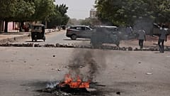متظاهرون سودانيون مؤيدون للديمقراطية يغلقون الطرق كجزء من يوم العصيان المدني يوم الثلاثاء 22 مارس 2022.