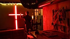 Einen Monat nach Kriegsbeginn entzündet ein ukrainischer Künstler eine Kerze in seinem Kiewer Keller-Atelier, das jetzt als Schutzraum dient