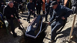 Похороны погибших украинских военных на Лычаковском кладбище во Львове, 17 марта 2022