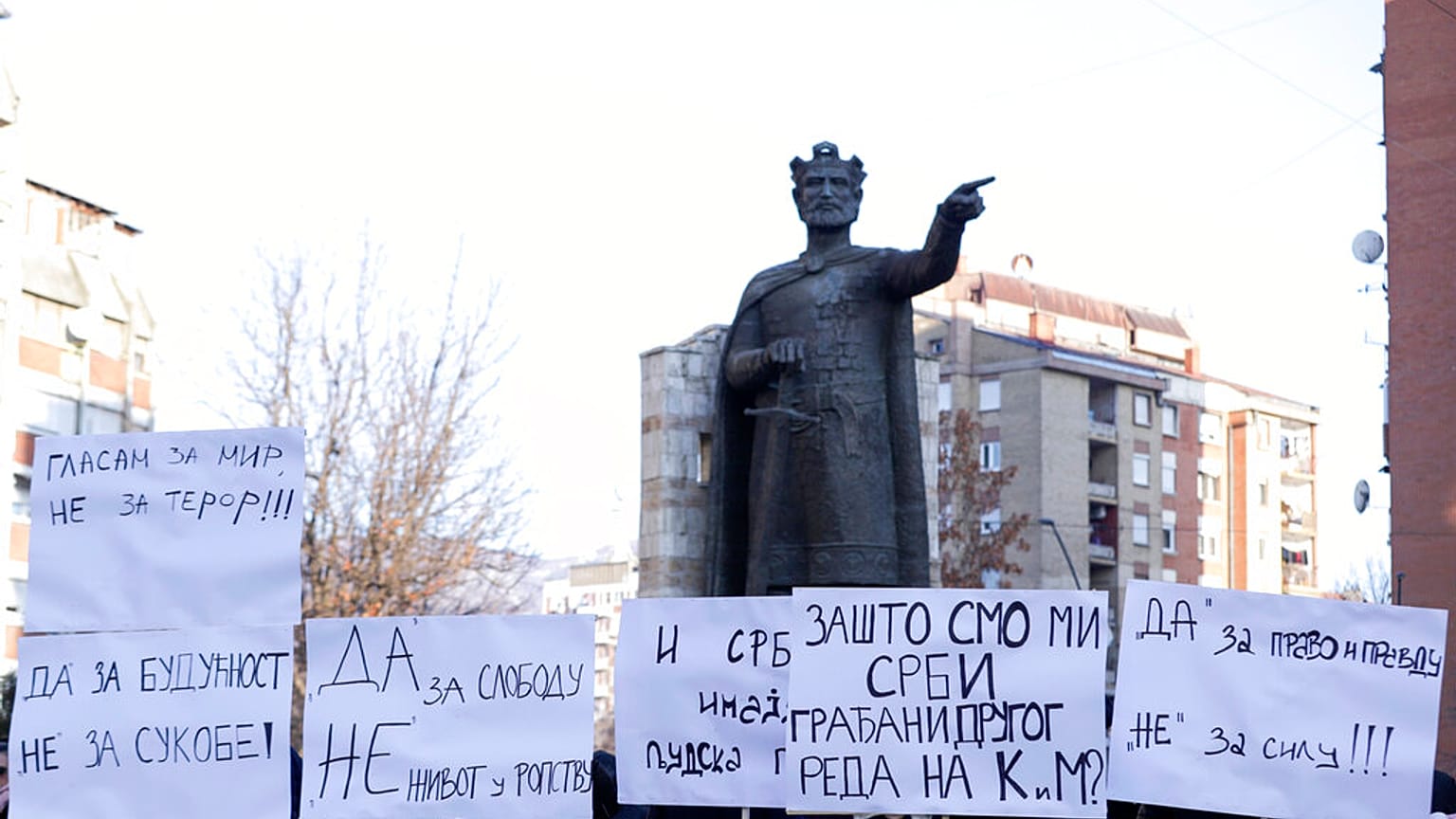 Kosova'daki etnik Sırplar Sırbistan'daki seçimlere katılmalarının yasaklanmasını protesto etti