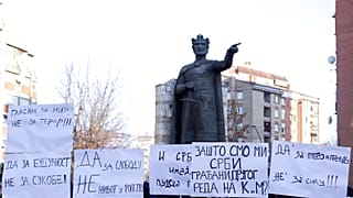 Kosova'daki etnik Sırplar Sırbistan'daki seçimlere katılmalarının yasaklanmasını protesto etti