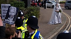 Julian Assange casa com advogada