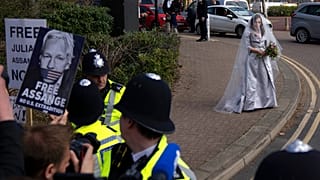 Julian Assange casa com advogada