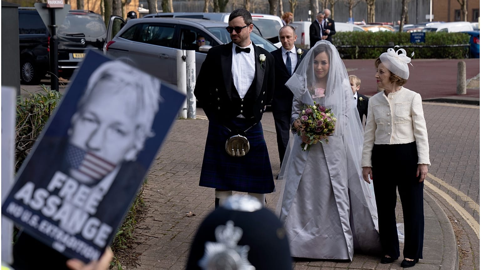 Boda en la cárcel de Julian Assange, a la espera de saber si será extraditado a EEUU
