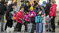 Женщины и дети ждут транспорта в польском Пшемысле